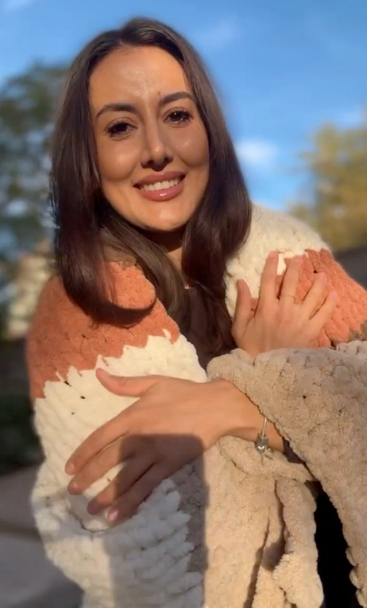 How to Finger Knit a Super Cozy Chunky Blanket – No Needles, No Hooks, Beginner Friendly!