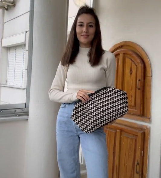 We Are Crocheting A Zigzag Pattern Bag