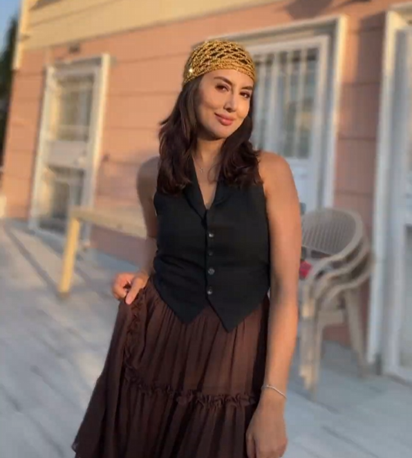 Create Your Own Elegant Hair Accessory with Just Yarn and a Hook!