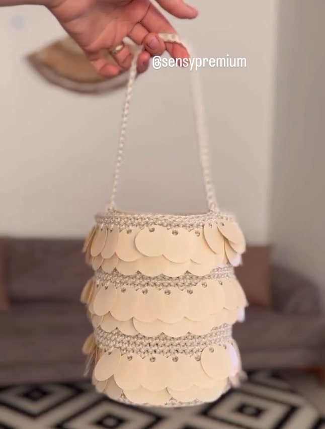 How to Make A White Bag With Sequins Around It